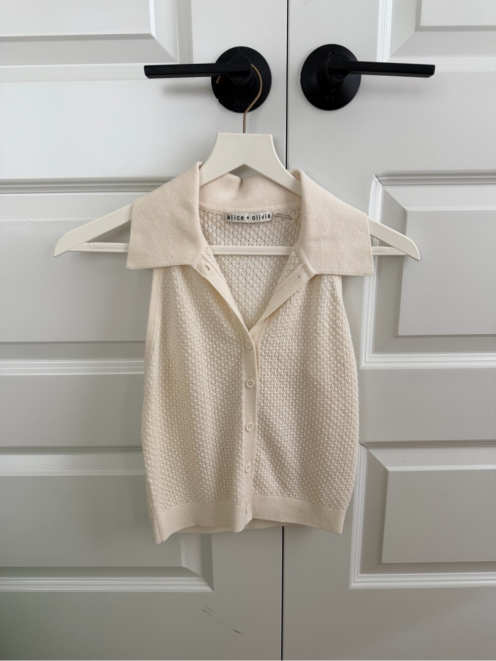 Alice + Olivia Cream Sleeveless V-Neck Knit Polo